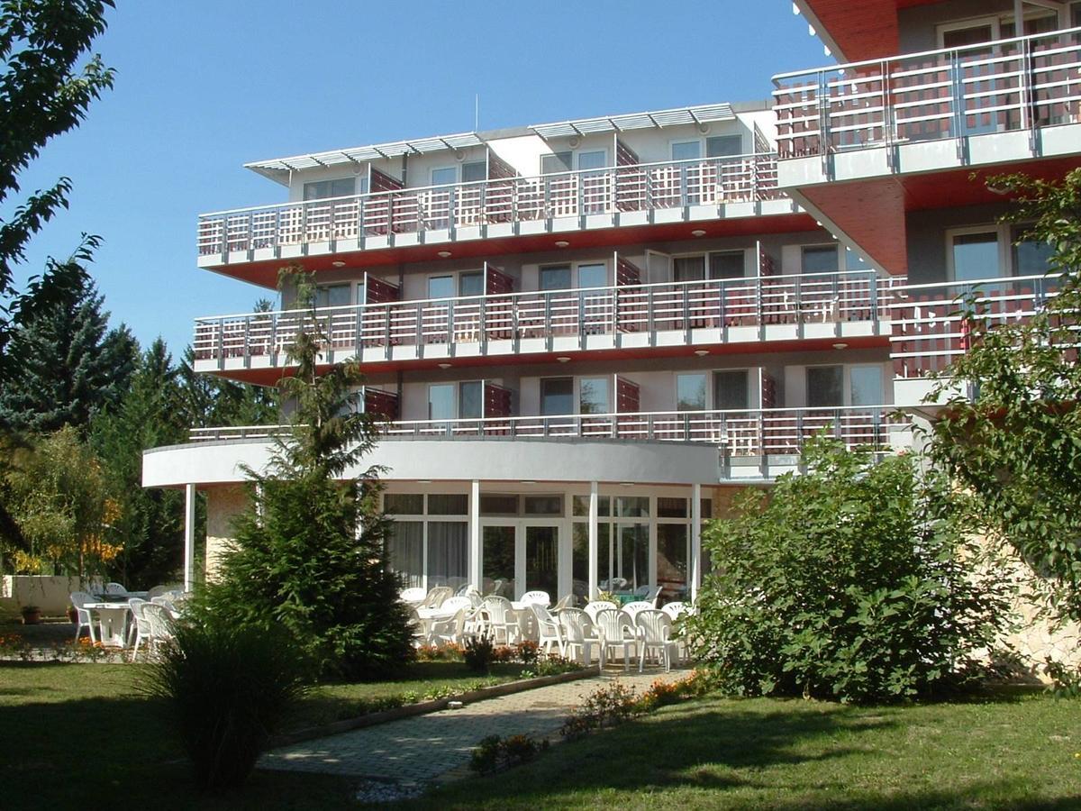 Well Hotel Harkany Exterior photo